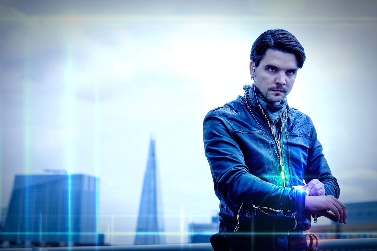 Andrew Lee Potts در صحنه سریال تلویزیونی Wireless