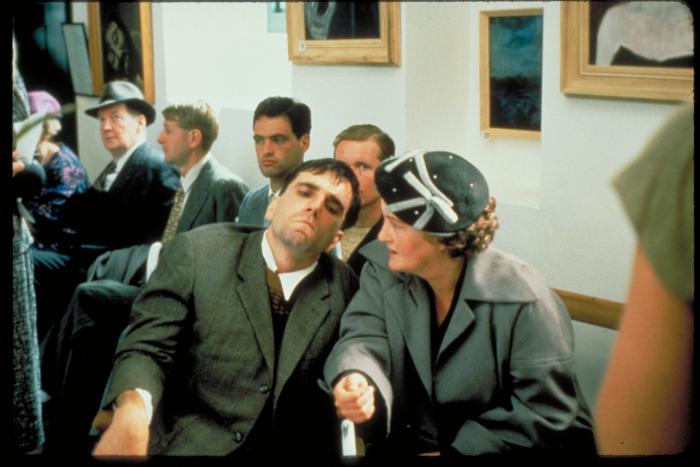 دانیل دی-لوئیس در صحنه فیلم سینمایی پای چپ من: سرگذشت کریستی براون به همراه Brenda Fricker