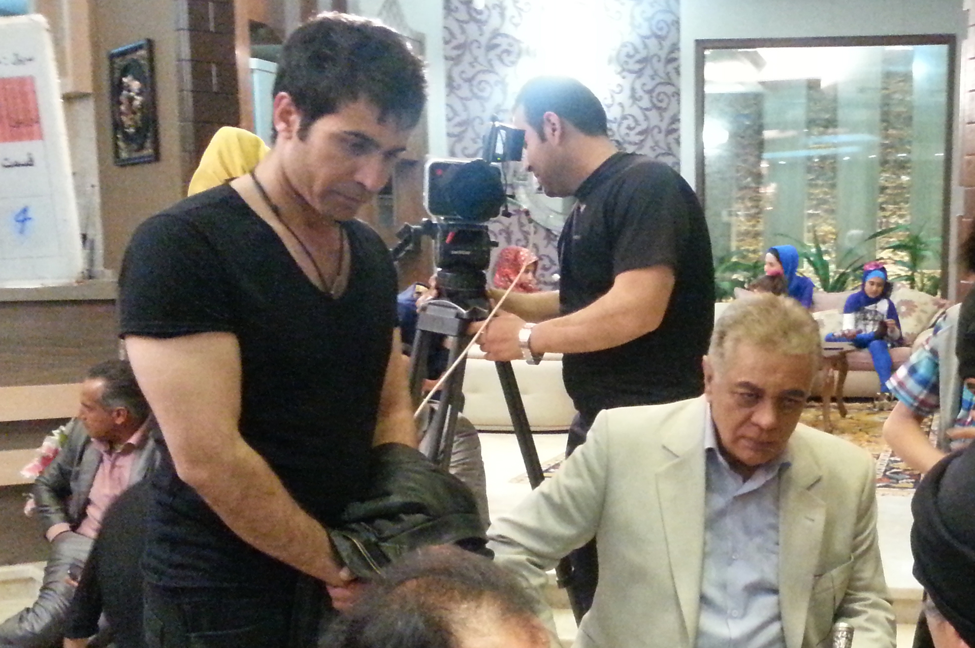 تصویری از ساسان حبیبی، بازیگر و نویسنده سینما و تلویزیون در حال بازیگری سر صحنه یکی از آثارش