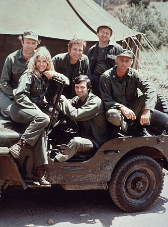 Loretta Swit در صحنه سریال تلویزیونی M*A*S*H به همراه Wayne Rogers، Gary Burghoff، McLean Stevenson، آلن آلدا و Larry Linville
