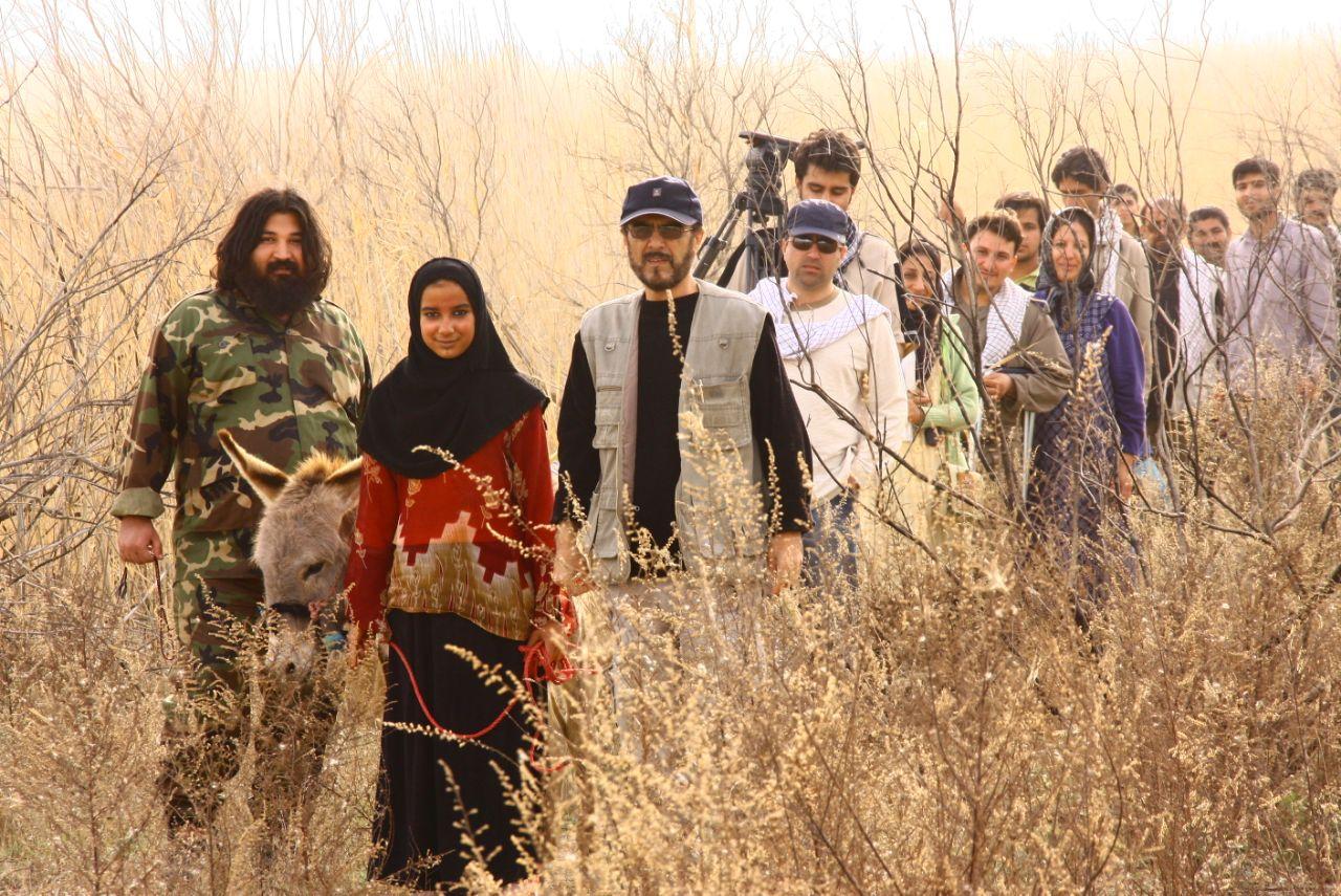 تصویری از فرامرز گرجیان سینما و تلویزیون در حال بازیگری سر صحنه یکی از آثارش