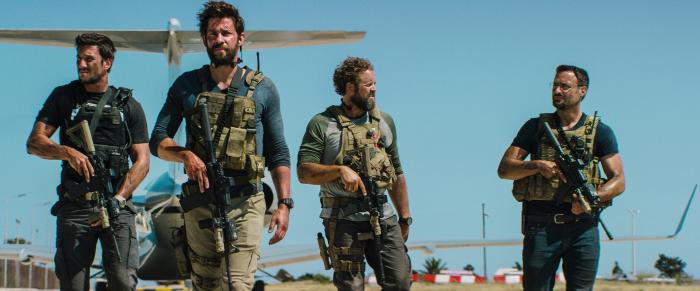 دومینیک فوموسا در صحنه فیلم سینمایی 13 ساعت: سربازان مخفی بنغازی به همراه پابلو شرایبر، دیوید دنمان و جان کرازینسکی