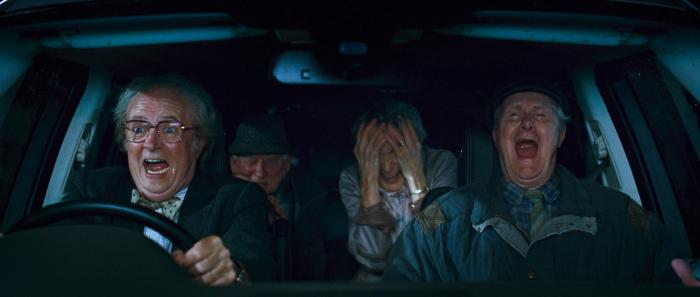 Amanda Walker در صحنه فیلم سینمایی اطلس ابر به همراه جیمز برودبنت، Robert Fyfe و Ralph Riach
