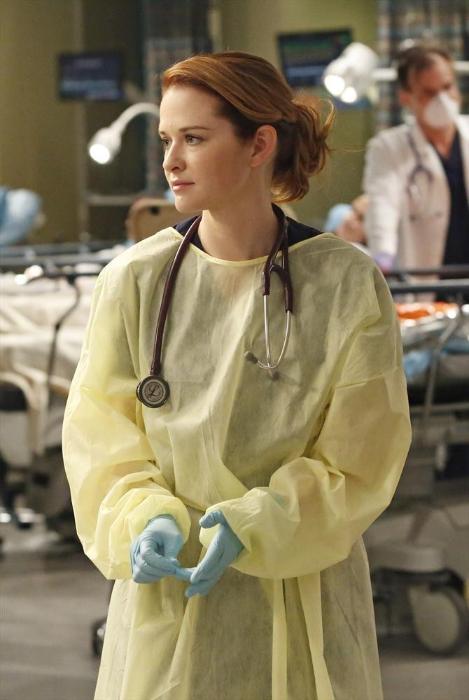 Sarah Drew در صحنه سریال تلویزیونی آناتومی گری