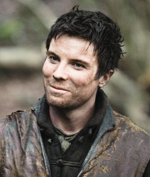 Joe Dempsie در صحنه سریال تلویزیونی بازی تاج و تخت