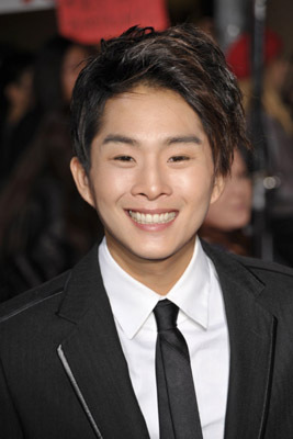 Justin Chon در صحنه فیلم سینمایی گرگ و میش: ماه نو