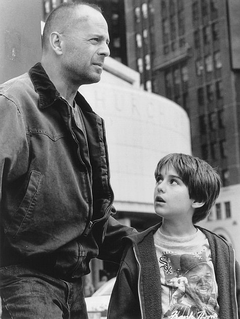 Miko Hughes در صحنه فیلم سینمایی رمز مرکوری به همراه بروس ویلیس