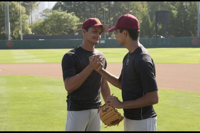 Madhur Mittal در صحنه فیلم سینمایی Million Dollar Arm به همراه Suraj Sharma