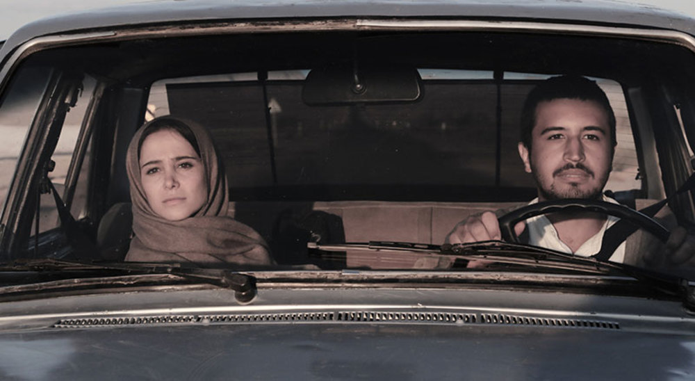 مهرداد صدیقیان در صحنه فیلم سینمایی ناخواسته به همراه الناز حبیبی