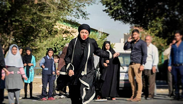 آزاده صمدی در صحنه سریال تلویزیونی پشت‌بام تهران