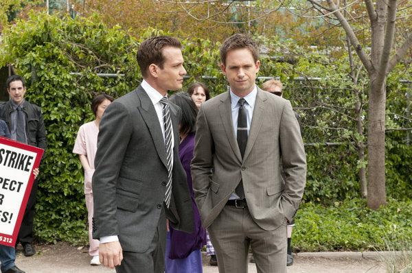 Patrick J. Adams در صحنه سریال تلویزیونی کت پوشها به همراه Gabriel Macht