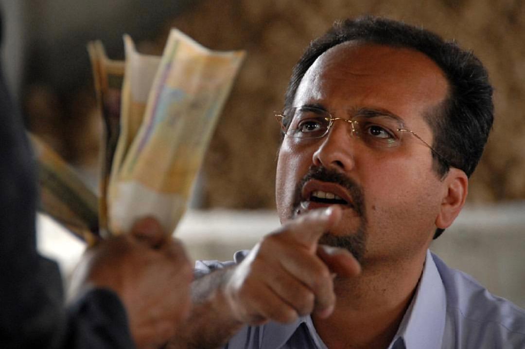 تصویری از رستم ایران نژاد، بازیگر و منشی صحنه سینما و تلویزیون در حال بازیگری سر صحنه یکی از آثارش