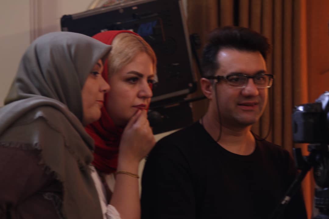 تصویری از امیر کرم یزدی، کارگردان و نویسنده سینما و تلویزیون در پشت صحنه یکی از آثارش