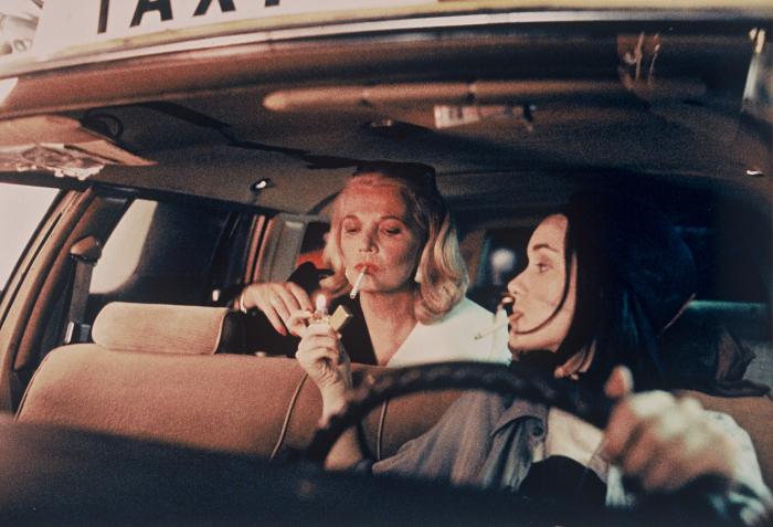 جنا رولندز در صحنه فیلم سینمایی شب روی زمین به همراه وینونا رایدر