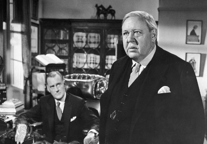 John Williams در صحنه فیلم سینمایی Witness for the Prosecution به همراه Charles Laughton