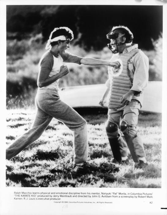Pat Morita در صحنه فیلم سینمایی پسر کاراته 1 به همراه Ralph Macchio
