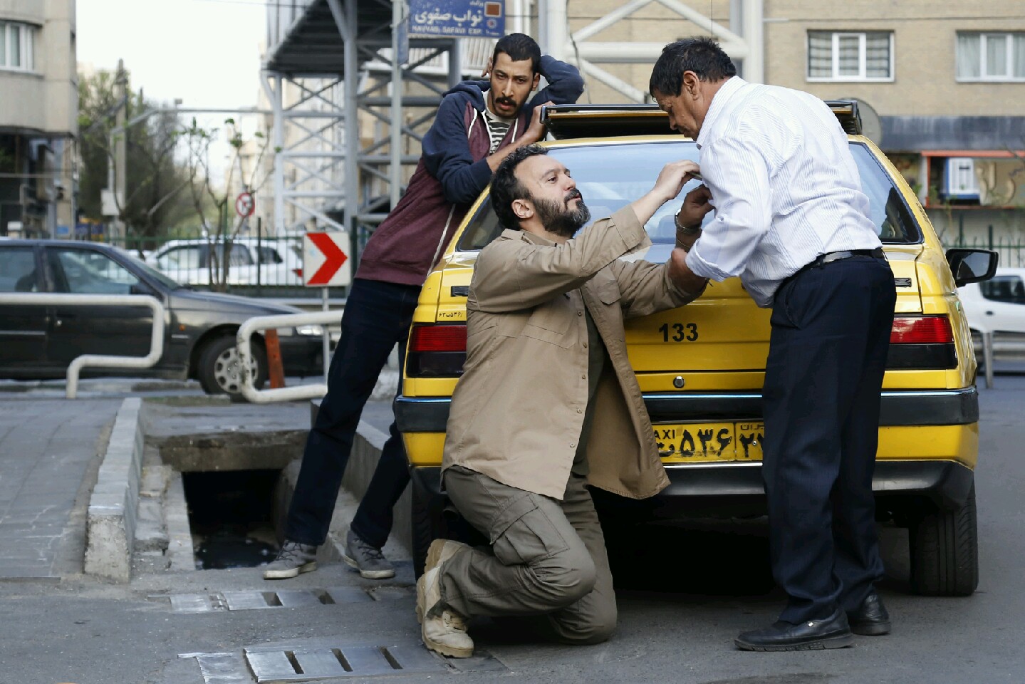 بهرام افشاری در صحنه سریال تلویزیونی شرایط خاص به همراه کامبیز دیرباز