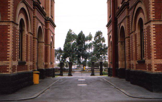  فیلم سینمایی اسپاتزوود به کارگردانی Mark Joffe