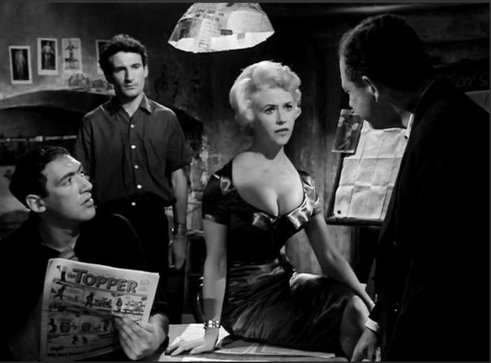 Sidney James در صحنه فیلم سینمایی Too Many Crooks به همراه Vera Day، Bernard Bresslaw و Joe Melia