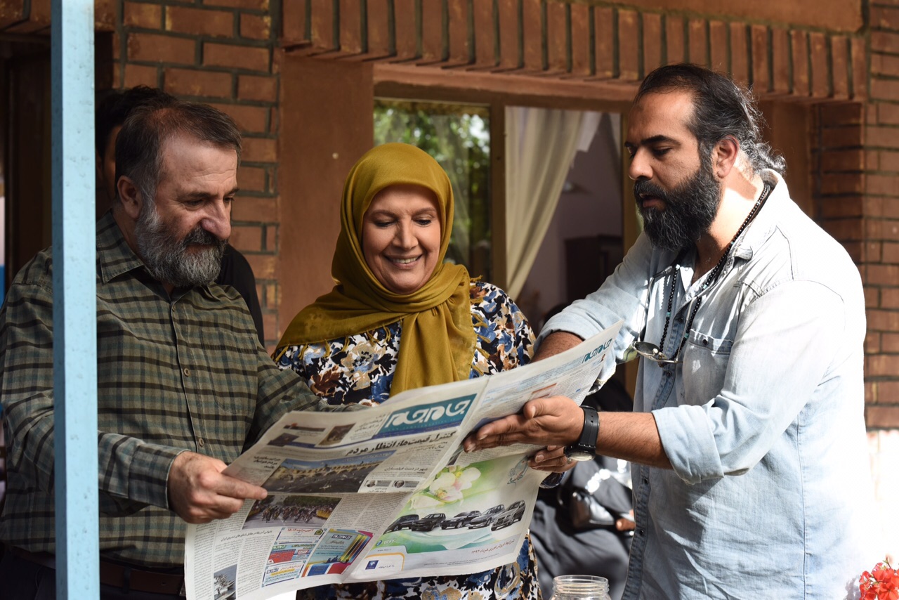 مهران رجبی در صحنه سریال تلویزیونی دردسرهای عظیم 2 به همراه شهین تسلیمی و برزو نیک‌نژاد