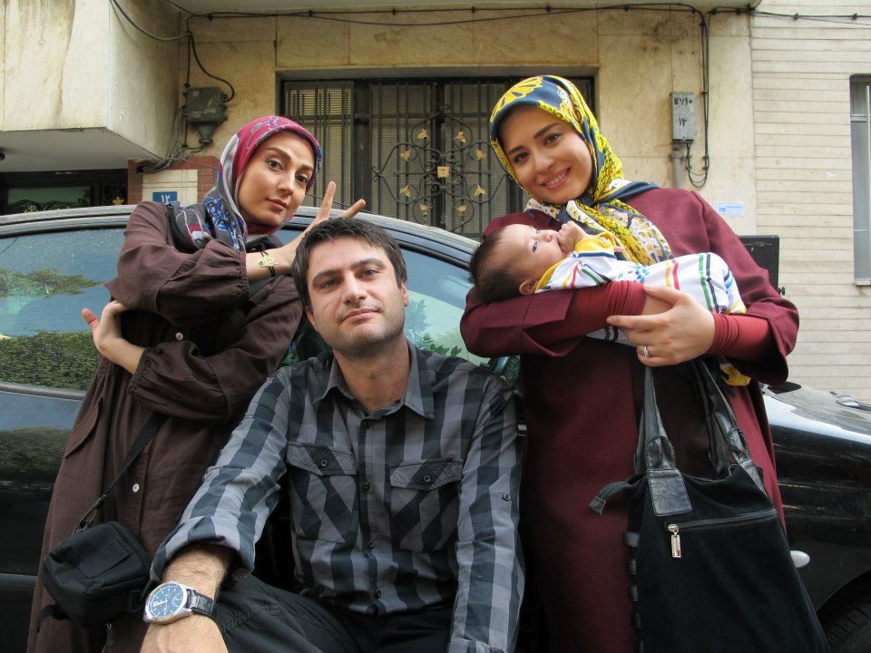 مهراوه شریفی‌نیا در پشت صحنه سریال تلویزیونی خداحافظ بچه به همراه شهرام حقیقت‌دوست و حدیث میرامینی
