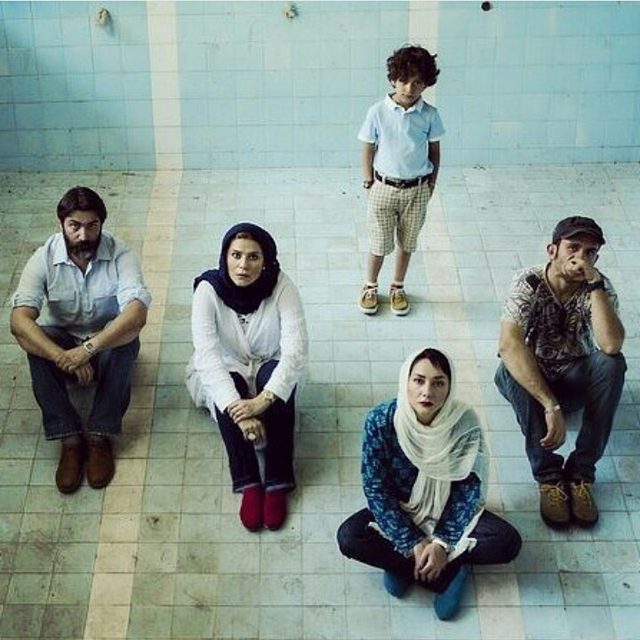 تصویری از بابک حمیدیان، بازیگر و تهیه کننده سینما و تلویزیون در حال بازیگری سر صحنه یکی از آثارش