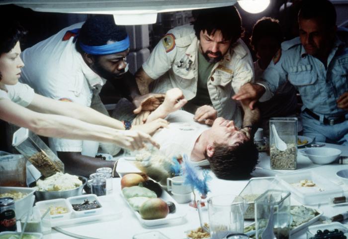 ایان هولم در صحنه فیلم سینمایی بیگانه به همراه سیگورنی ویور، یافت کوتو، جان هرت و تام اسکریت