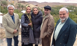 الهام پاوه‌نژاد در پشت صحنه سریال تلویزیونی یلدا به همراه حمیدرضا آذرنگ، فریبا کوثری و کاظم هژیرآزاد