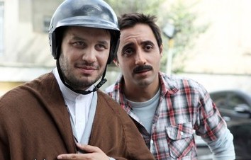 جواد عزتی در صحنه سریال تلویزیونی دودکش به همراه امیرحسین رستمی