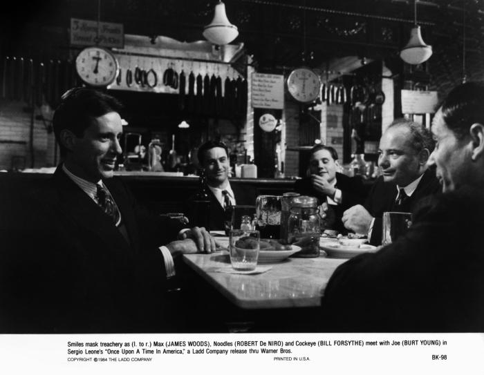 ویلیام فورسایت در صحنه فیلم سینمایی روزی روزگاری در آمریکا به همراه جیمز وودز، برت یانگ و رابرت دنیرو