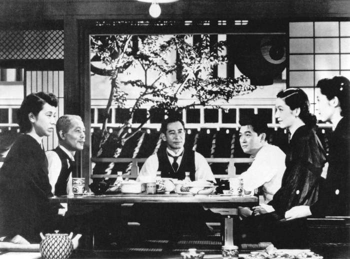 Shirô Ôsaka در صحنه فیلم سینمایی داستان توکیو به همراه Haruko Sugimura، Chishû Ryû، Setsuko Hara، Kyôko Kagawa و Sô Yamamura