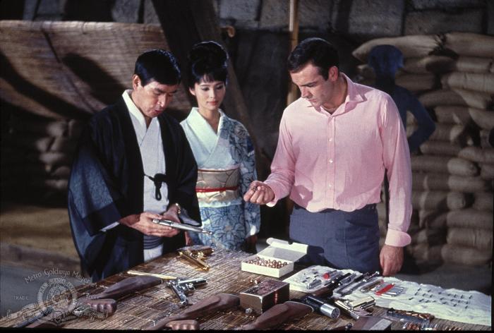 Tetsurô Tanba در صحنه فیلم سینمایی شما فقط دو بار زندگی می کنید به همراه Akiko Wakabayashi و شان کانری