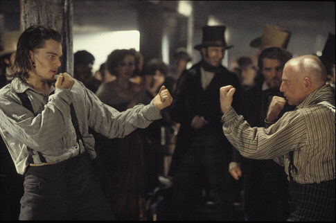 گری لوئیس در صحنه فیلم سینمایی دار و دسته های نیویورکی به همراه لئوناردو ویلهام دی کاپریو