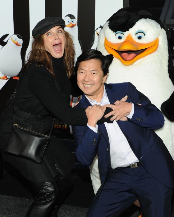 Ken Jeong در صحنه فیلم سینمایی پنگوئن های ماداگاسکار به همراه Brooke Shields