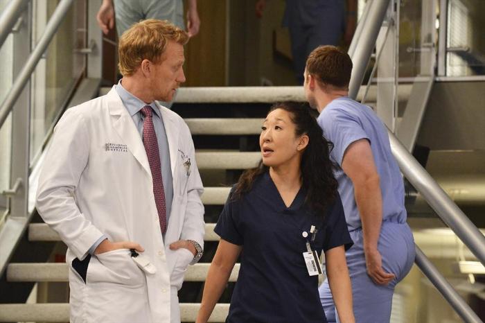 Sandra Oh در صحنه سریال تلویزیونی آناتومی گری به همراه کوین مک کید