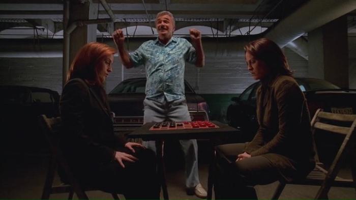 آنابث گیش در صحنه سریال تلویزیونی پرونده های ایکس به همراه جیلین اندرسون