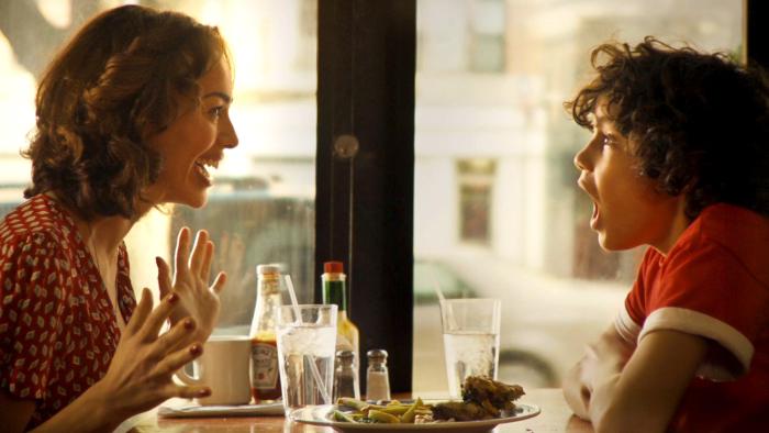 Elena Goode در صحنه فیلم سینمایی Elliot Loves به همراه Quentin Araujo