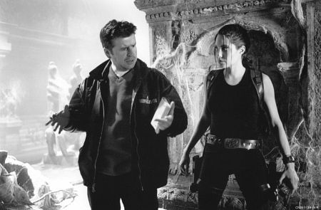 سایمون وست در صحنه فیلم سینمایی لارا کرافت: مهاجم مقبره به همراه آنجلینا جولی