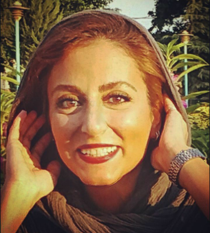 تصویری از رعنا روشنک، بازیگر سینما و تلویزیون در حال بازیگری سر صحنه یکی از آثارش