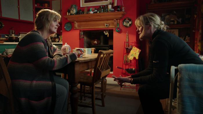 Siobhan Finneran در صحنه سریال تلویزیونی وادی خوشحالی به همراه Sarah Lancashire