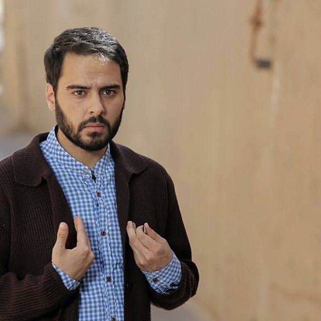 تصویری از حسام حسنی، بازیگر سینما و تلویزیون در حال بازیگری سر صحنه یکی از آثارش