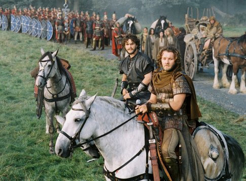 جوئل ادگورتون در صحنه فیلم سینمایی آرتور شاه به همراه Hugh Dancy