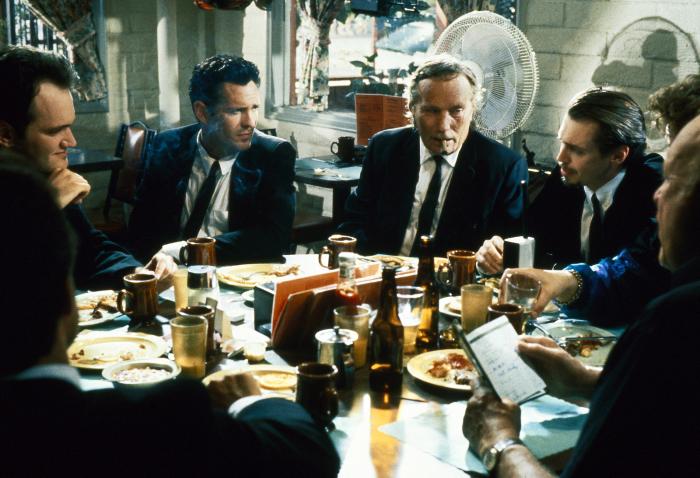 کوئنتین تارانتینو در صحنه فیلم سینمایی سگ های انباری به همراه استیو بوشمی، مایکل مدسن و ادوارد بانکر