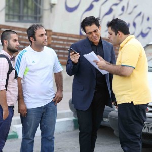 محمدرضا گلزار در پشت صحنه فیلم سینمایی خشکسالی و دروغ به همراه پدرام علیزاده