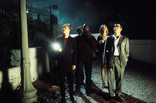 Peter Gallagher در صحنه فیلم سینمایی خانه ای در تپهٔ ارواح به همراه Bridgette Wilson-Sampras، Ali Larter و Taye Diggs