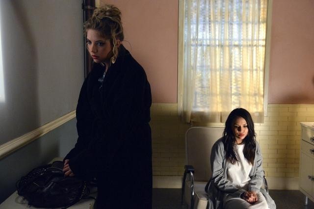 Janel Parrish در صحنه سریال تلویزیونی دروغ گوهای کوچک زیبا به همراه Ashley Benson