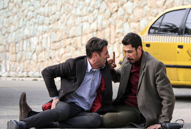 بهرام افشاری در صحنه فیلم سینمایی چشم‌ و گوش بسته به همراه امین حیایی