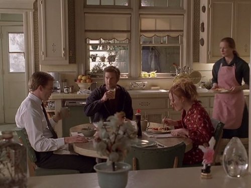 پیتر کراوزه در صحنه سریال تلویزیونی شش فوت زیر زمین به همراه فرانسیس کونروی، Michael C. Hall و Lauren Ambrose