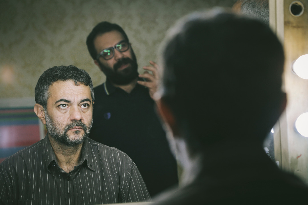 تصویری از حمید جانی‌پور، عکاس سینما و تلویزیون در حال بازیگری سر صحنه یکی از آثارش