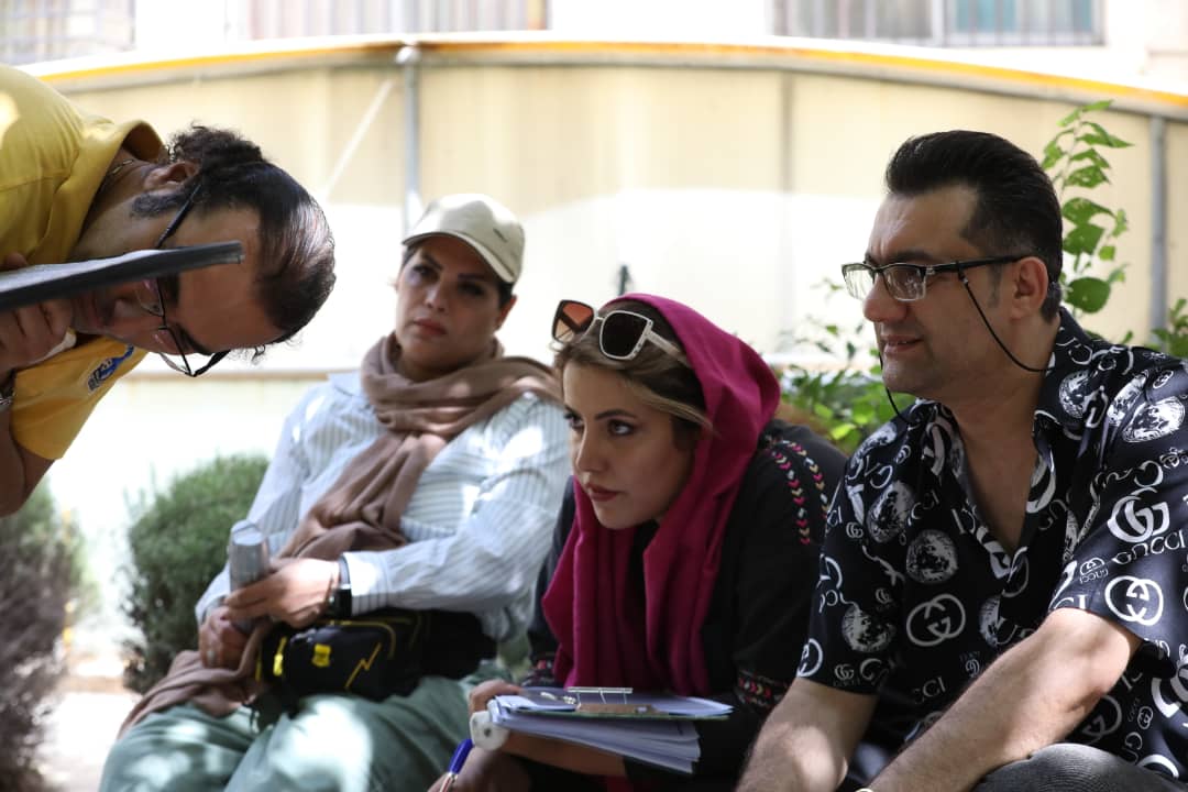 تصویری از امیر کرم یزدی، کارگردان و نویسنده سینما و تلویزیون در پشت صحنه یکی از آثارش